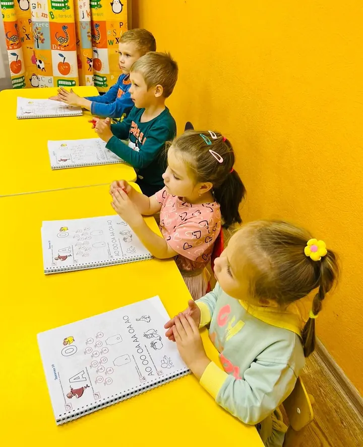 Девочки пишут в тетрадях